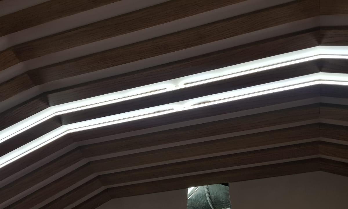 Деревянный реечный потолок с подсветкой